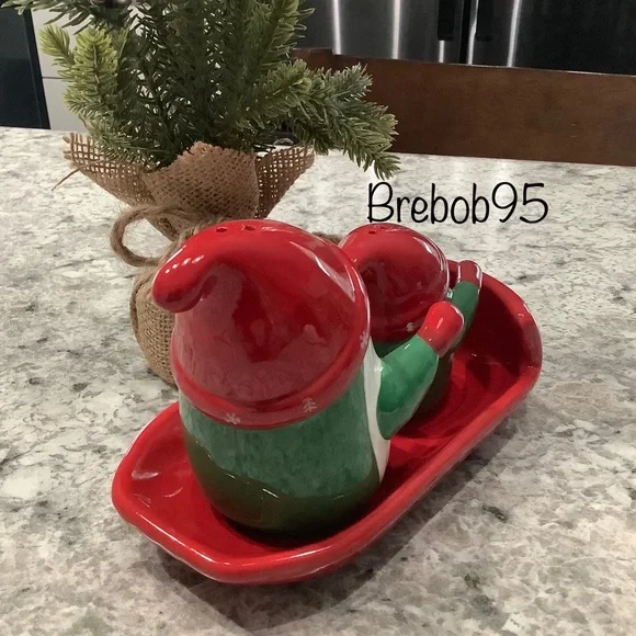 Gnome salt and pepper shakers sitting on sled - VHTF - Picture 4 of 6